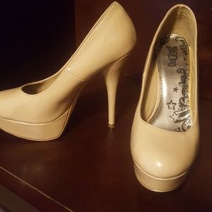 Tan closed toe 4in heels